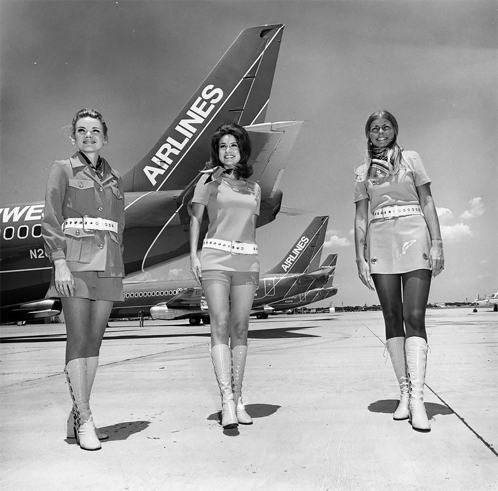 "Pemandangan dari Atas": Pandangan Historis di The Beautiful Stewardesses of The 1960s-1980s